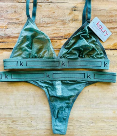 Conjunto de tul print con elástico personalizado. Corpiño triangulito y cola less. Art 8224