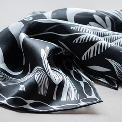 PAÑUELO NÉCTAR DE LA MONTAÑA NEGRO - VALISSE · 100% SILK SCARVES · A PIECE OF ART ·