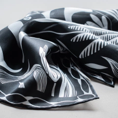 PAÑOLETA NÉCTAR DE LA MONTAÑA NEGRO - VALISSE · 100% SILK SCARVES · A PIECE OF ART ·
