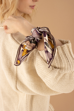 PAÑUELO VENADO DE ORO MARFIL - VALISSE · 100% SILK SCARVES · A PIECE OF ART ·
