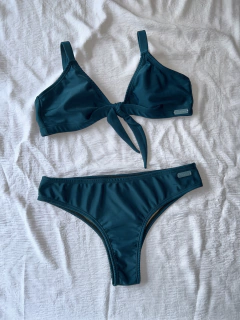 Bikini con nudo petroleo