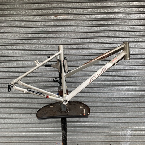 Cuadro Vitus Dama Aluminio R26