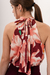 BLUS2692 Blusa estampada cuello americano con torsion