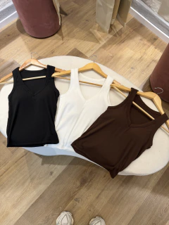MUSCULOSA CON TAZAS CUELLO EN V - comprar online
