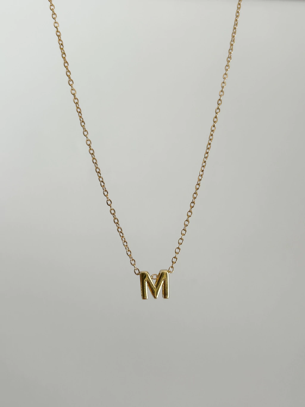 Collar letra M