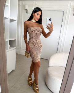 vestido curto no croche vazado com aplicacoes de rosas acompanha short hot pants click da moda rp 