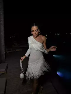 vestido estilo folk chic única manga com aplicacoes de macramé e franjas da loja click da moda rp 