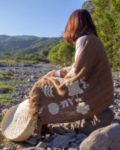 Pashmina Rosas tabaco claro bordada en tonos neutros