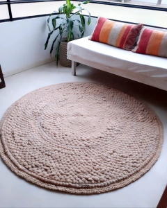 Alfombra circular de vellón y lana tejida en telar color beige