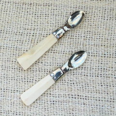 Par de cucharitas de hueso y alpaca