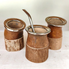 Mate de calabaza con virola de alpaca y base de cuero