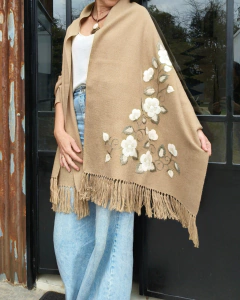 Chalina color vicuña bordada en tonos neutros