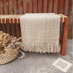 Camino de lana de oveja tejido en telar beige