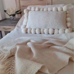 Almohadón rectangular con pompones