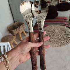Juego de cubiertos de madera con alpaca