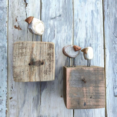 Familia de ovejas de madera recuperada