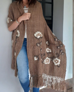 Pashmina Pensamiento tabaco claro bordada en tonos neutros