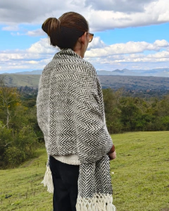 Pashmina de lana de llama tejida en telar motivo espigado