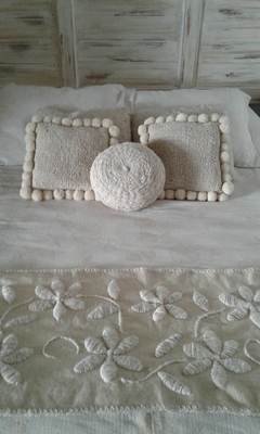 Imagen de PRE VENTA Pie de cama de picote bordado a mano con flores tonos neutros