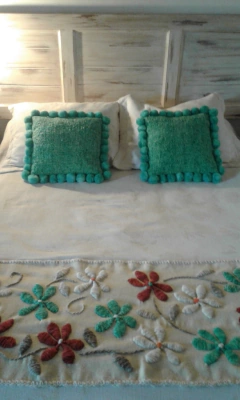 Pie de cama de picote bordado a mano con flores de colores - online store