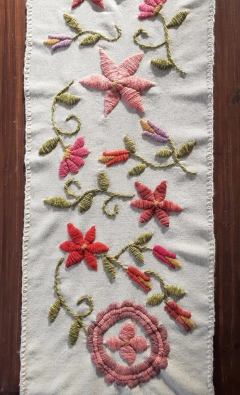 Camino de picote bordado a mano - online store