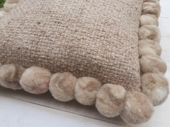 Imagen de Almohadón rectangular con pompones