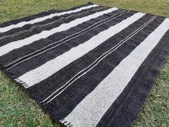 Alfombra negra y natural a rayas en internet