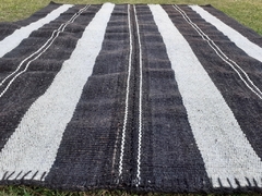 Alfombra negra y natural a rayas - comprar online