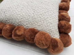 Almohadón rectangular con pompones - comprar online