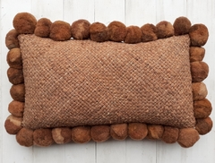 Almohadón rectangular con pompones - ulala