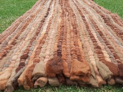 Alfombra de vellón y lana color tabaco en internet