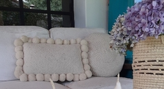 Almohadón rectangular con pompones en internet