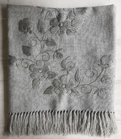 PRE VENTA Chalina gris bordada con gris - comprar online