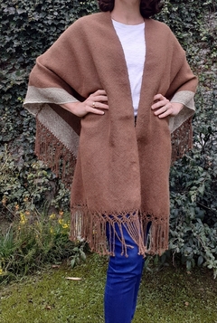 PRE VENTA Ruana de lana de llama color vicuña tejida en telar con guarda - comprar online