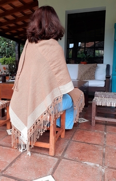 Pre venta Ruana de lana de oveja color camel tejida en telar con guarda on internet