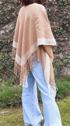 Pre venta Ruana de lana de oveja color camel tejida en telar con guarda - buy online