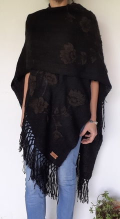 PRE VENTA Ruana de lana de llama color negro tejida en telar y bordada con motivos florales - buy online