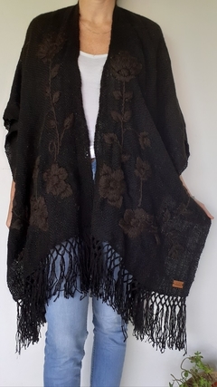 PRE VENTA Ruana de lana de llama color negro tejida en telar y bordada con motivos florales - buy online