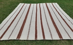 Alfombra natural con rayas tabaco oscuro en internet