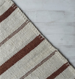 Alfombra natural con rayas tabaco oscuro - comprar online