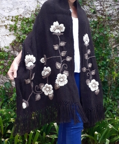 PRE VENTA Manta negra bordada en tonos neutros - buy online