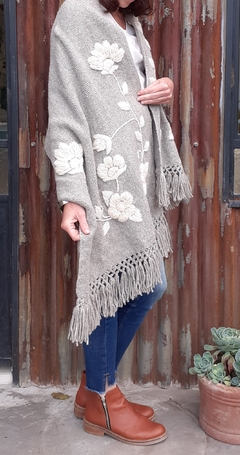 Manta pensamiento gris bordada con natural - comprar online