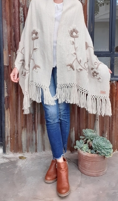PRE VENTA Manta pensamiento natural bordada en natural y beige - comprar online