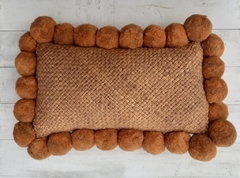 Almohadón rectangular con pompones