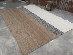 Alfombra natural y arena con peinecillo central negro - comprar online
