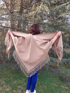 PRE VENTA Ruana de lana de llama lisa tejida en telar color camel - comprar online