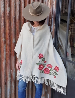 PRE VENTA Chalina natural bordada con tonos fucsias - comprar online