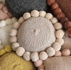 Imagen de Almohadón redondo con pompones 30 cm - colores neutros