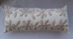 PRE VENTA Maxi almohadón de lana de oveja bordado con lana 30x70 cm (tonos beige) - comprar online