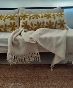 PRE VENTA Maxi almohadón de lana de oveja bordado con lana 30x70 cm (Natural) - comprar online